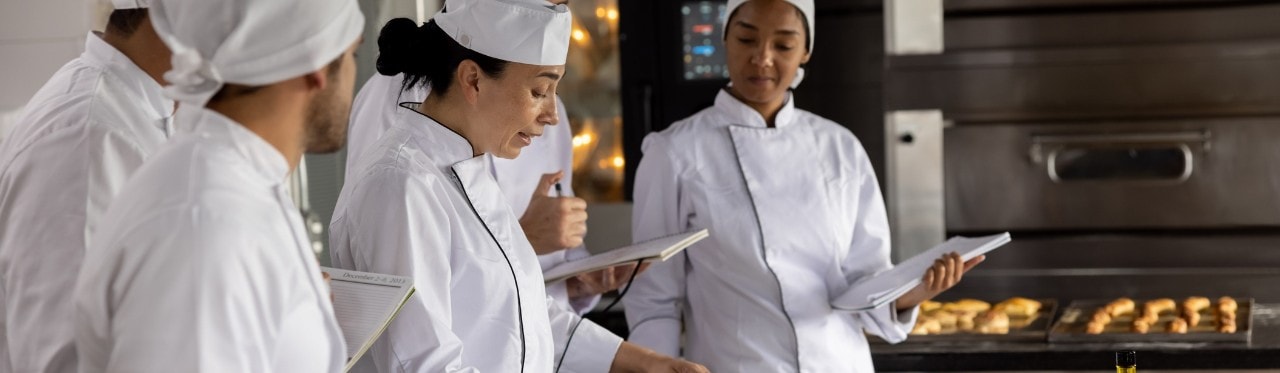 Guía simple de capacitación de personal en cocinas pequeñas y medianas